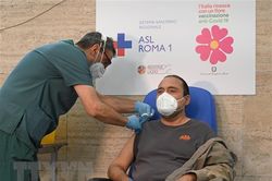 Italy cho phép tiêm đồng thời cả vaccine phòng COVID-19 và cúm