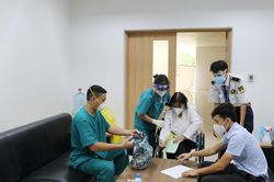 Trao trả tài sản trị giá gần 100 triệu đồng cho bệnh nhân mắc COVID-19 trong ngày xuất viện