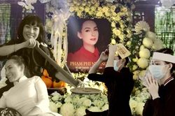 Lễ cầu siêu Phi Nhung 4/10: Con nuôi thẫn thờ cúng thất, Phương Thanh nói lời ruột gan dành cho 'bạn già'