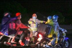 Phóng sự ảnh: Hỗ trợ người dân về quê qua chốt kiểm tra y tế Hải Lăng