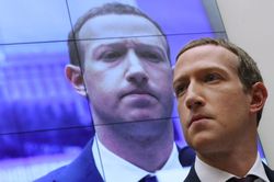 Cổ phiếu Facebook lao dốc trong lúc nền tảng này gặp sự cố toàn cầu