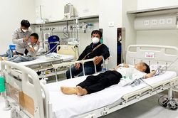 1 trẻ tử vong, 8 trẻ ngộ độc nặng do ăn quả hồng trâu