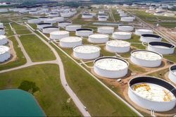 OPEC+ 'chốt hạ' chính sách sản lượng, giá dầu tăng vọt lên mức đỉnh 3 năm