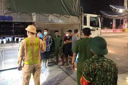 5 người trốn trên thùng xe chở lợn vượt chốt kiểm soát cầu Bạch Đằng