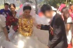 Xôn xao cộng đồng mạng: Cô dâu 'gồng mình' đeo 60 vòng vàng trong ngày cưới
