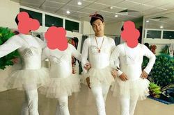 Sự thật vừa hài hước vừa xúc động phía sau bức ảnh Mạnh Trường mặc váy thiên nga múa ballet gây xôn xao