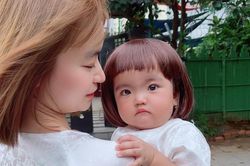Dân mạng xuýt xoa trước loạt ảnh 'cưng xỉu' của con gái Mạc Văn Khoa: Mái tóc chính là điểm nhấn!