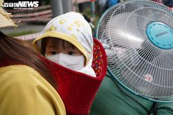 Những đứa trẻ theo cha mẹ vượt trăm cây số về quê bằng xe máy