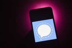Sự cố của Facebook dâng món hời cho đối thủ
