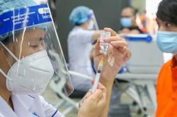 Trưa 5/10: 49% người trên 18 tuổi tiêm ít nhất một liều vaccine COVID-19; Tây Ninh, Bến Tre ghi nhận thêm F0