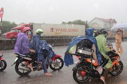 'Đội mưa' phát đồ ăn miễn phí cho người dân hồi hương từ các tỉnh phía Nam