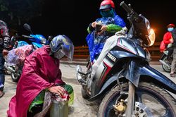 Đoàn người từ Bình Dương về quê đi qua Hà Nội trong đêm