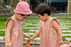 Phụ huynh tìm người trông trẻ trong dịch