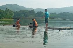 4 học sinh mất tích trên sông