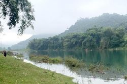 Lật thuyền trong đêm, 4 học sinh mất tích