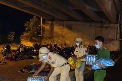 Công an hỗ trợ thực phẩm, sửa xe giúp người dân về quê trong đêm mưa