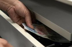 Singapore: Giúp việc trộm 200 triệu đồng của gia chủ để mua hàng hiệu, iPhone 12