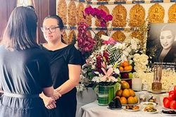 Con gái Phi Nhung mệt mỏi, mắt sưng húp túc trực bên bàn thờ mẹ
