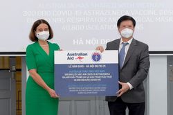 Việt Nam nhận 300.000 liều vắc xin AstraZeneca từ Australia