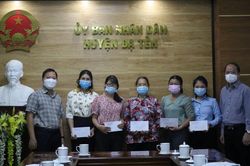 Sở Văn hóa Thể thao và Du Lịch tỉnh trao quà tại Đạ Tẻh