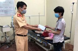 Cảnh sát giao thông hỗ trợ sản phụ sinh con trong dòng người về quê từ vùng dịch phía Nam