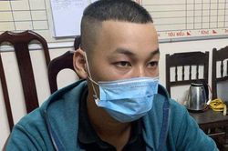 Đột nhập vào nhà, ép người phụ nữ cởi quần áo