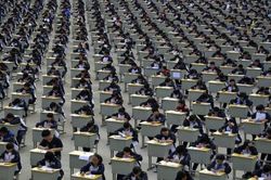 Đổi mới thi tuyển sinh đại học tại Việt Nam: Từ 'ao làng' tới hội nhập quốc tế