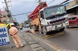 Xe bơm bê tông đi vào đường cấm cán 1 người tử vong