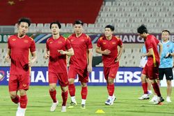 Tuyển Việt Nam làm quen sân đấu, sẵn sàng đối đầu Trung Quốc
