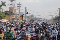 Mở cửa 4 hầm trên Quốc lộ 1 hỗ trợ người dân phía Nam đi xe máy về quê