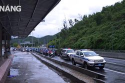 Tiếp tục hỗ trợ người dân về quê bằng xe máy qua hầm Hải Vân