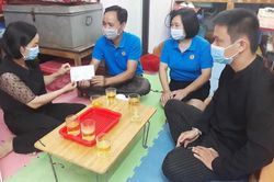 Chia sẻ khó khăn với người lao động