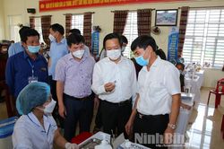 Các đồng chí lãnh đạo UBND tỉnh kiểm tra công tác tiêm chủng vắc xin COVID-19