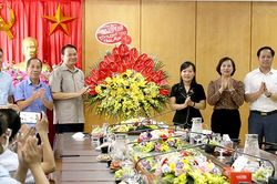 Trưởng Ban Dân vận Tỉnh ủy chúc mừng doanh nghiệp, doanh nhân