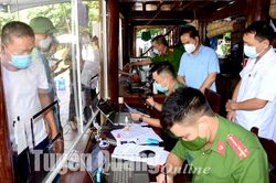 Đồng chí Phó Chủ tịch UBND tỉnh kiểm tra tại chốt kiểm soát xã Đội Bình