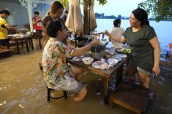 Hình ảnh gây chú ý về khách ăn uống giữa ngập lụt ở nhà hàng Thái Lan