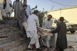 Hiện trường vụ đánh bom ở Afghanistan làm 100 người chết và bị thương