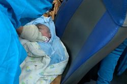 Hành khách sinh 'mẹ tròn con vuông' trên tàu lập riêng về Quảng Bình