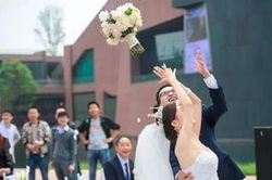 Clip: Chàng trai 'biểu cảm khó hiểu' khi bạn gái bắt được hoa cưới