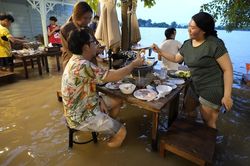 Nhà hàng Thái Lan gây sốt khi mở cửa đón khách ăn uống trong nước lũ