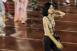 Ăn mặc 'mát mẻ' đi trên sân trường, nữ sinh khiến dư luận tranh cãi dữ dội