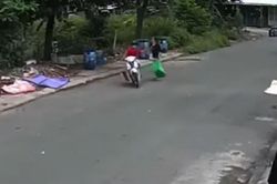 Đi đổ rác, cô gái bị nam thanh niên áp sát xe máy rồi giật dây chuyền trong tích tắc