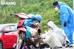 Sinh viên vượt mưa gió, xuyên đêm cứu hộ xe máy
