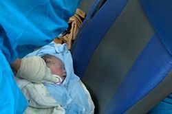 Bé trai chào đời trên chuyến tàu đặc biệt từ TP Hồ Chí Minh về Quảng Bình