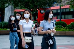 Phố đi bộ Nguyễn Huệ đông đúc chiều cuối tuần