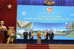 Tỉnh Long An trao quyết định chủ trương đầu tư và thành lập khu công nghiệp Nam Tân Tập