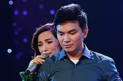 Mạnh Quỳnh mắt đỏ hoe, khóc trong đêm mưa nhớ Phi Nhung