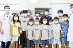Sau 1 tuần điều trị, 8 trẻ ngộ độc hồng trâu được xuất viện