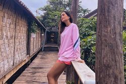 H'Hen Niê diễn catwalk ở quê, khán giả toàn khách vip đáng yêu 'hết nước chấm'