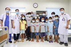 Sức khỏe 8 bệnh nhi bị ngộ độc nặng do ăn quả hồng trâu hiện ra sao?